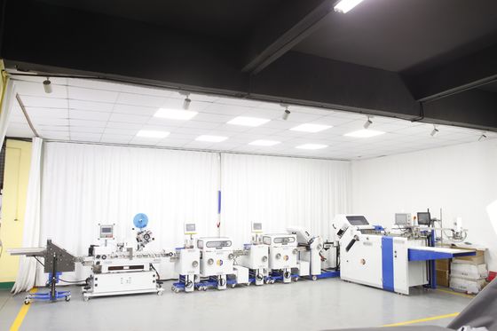Machine à plier et à étiqueter des prospectus pharmaceutiques à grande vitesse Largeur extérieure 480/600 mm